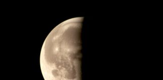 La Luna se aleja gradualmente de la Tierra.